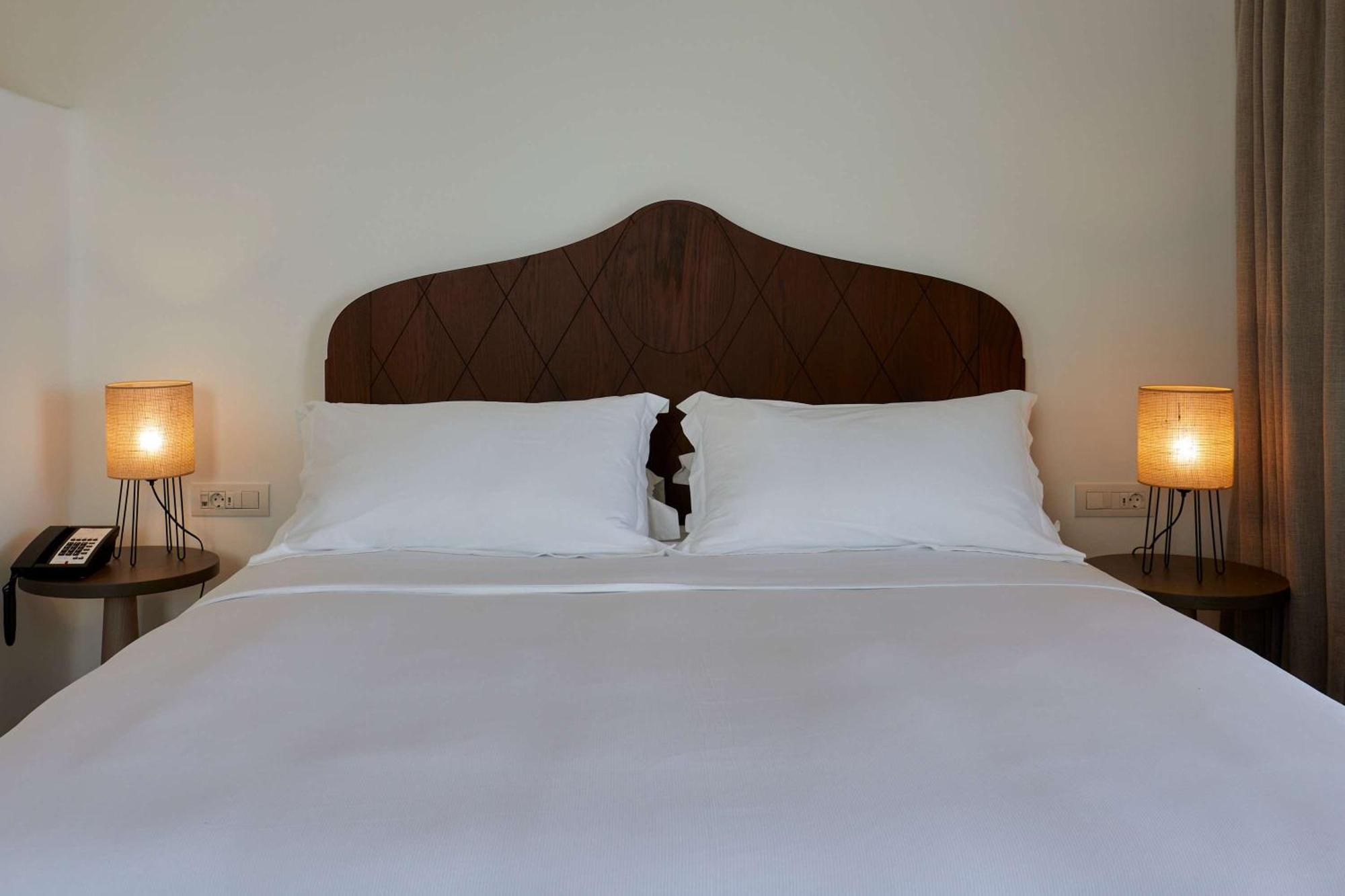 Sea Breeze Santorini Beach Resort, Curio By Hilton Agios Georgios  Екстер'єр фото