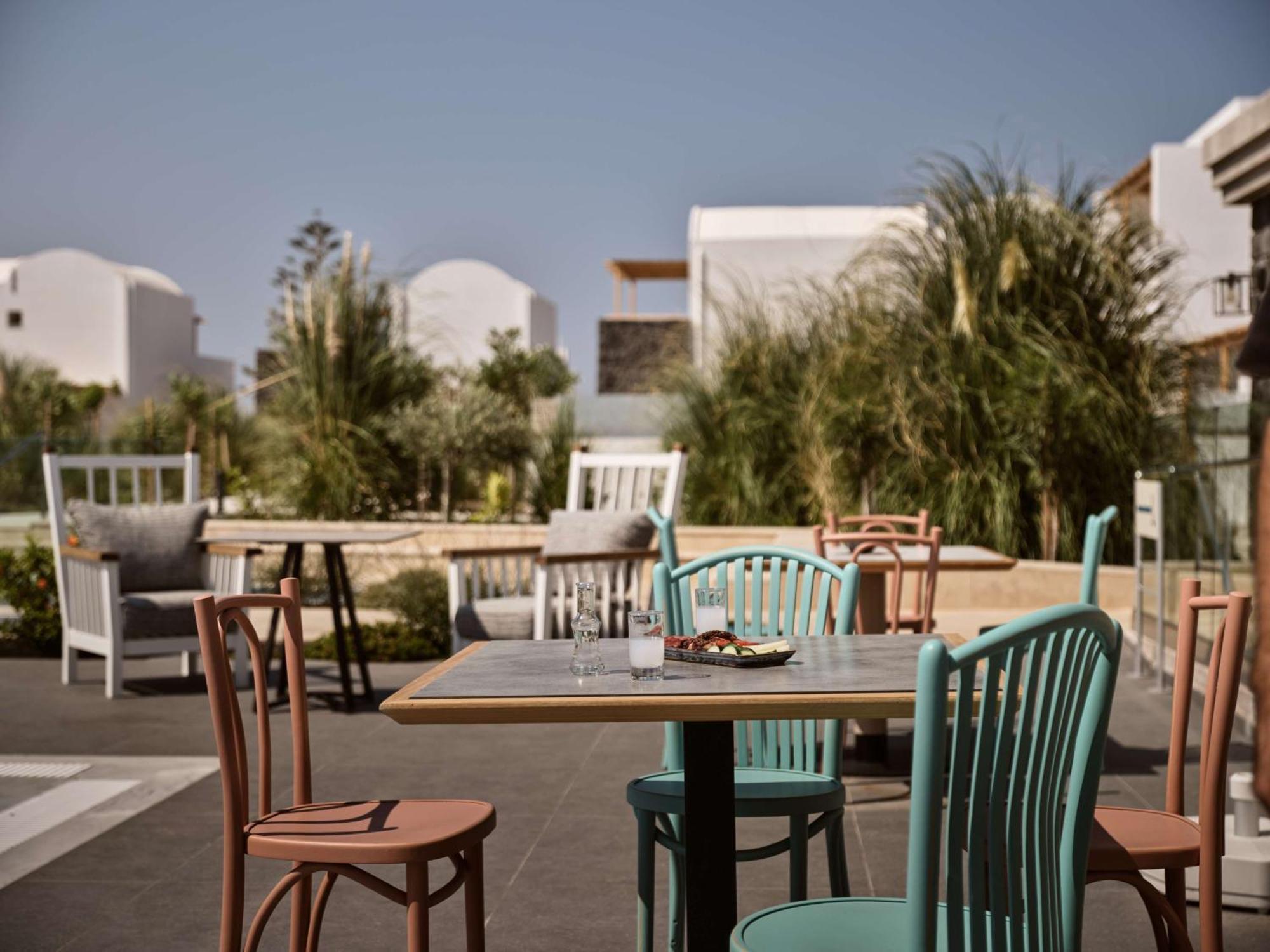 Sea Breeze Santorini Beach Resort, Curio By Hilton Agios Georgios  Екстер'єр фото