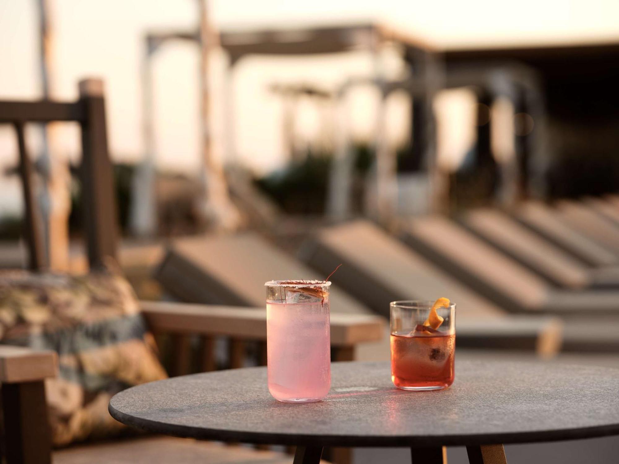 Sea Breeze Santorini Beach Resort, Curio By Hilton Agios Georgios  Екстер'єр фото