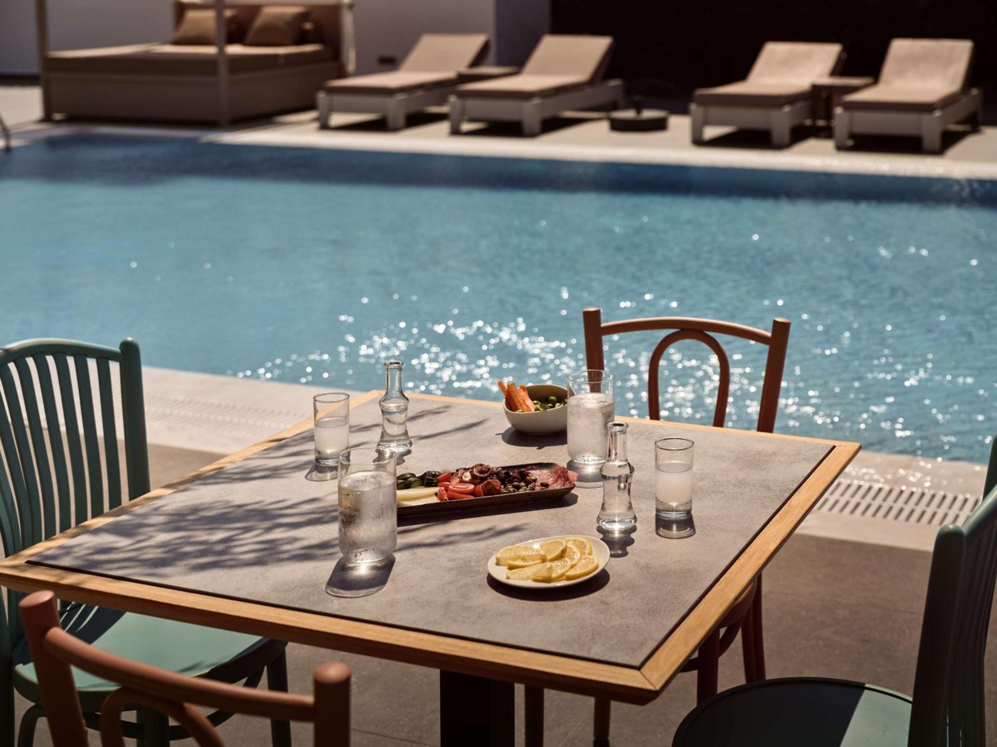 Sea Breeze Santorini Beach Resort, Curio By Hilton Agios Georgios  Екстер'єр фото