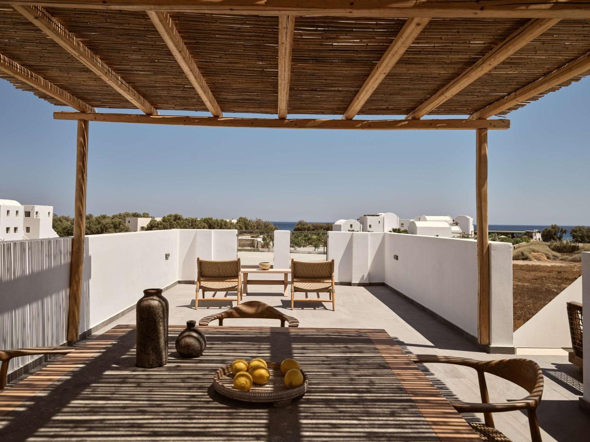 Sea Breeze Santorini Beach Resort, Curio By Hilton Agios Georgios  Екстер'єр фото