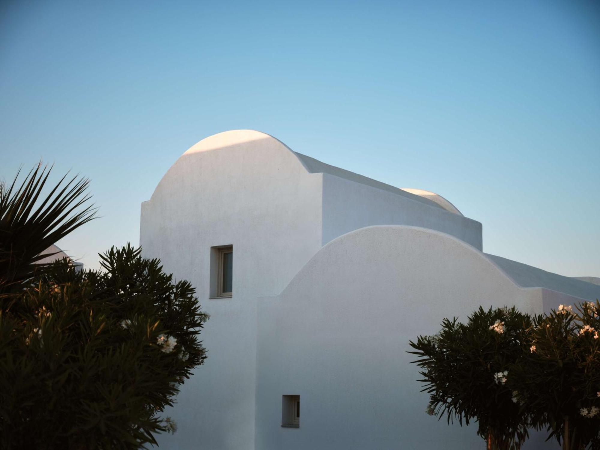 Sea Breeze Santorini Beach Resort, Curio By Hilton Agios Georgios  Екстер'єр фото