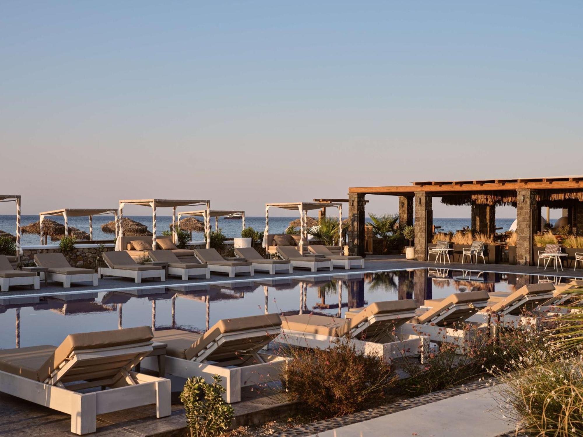 Sea Breeze Santorini Beach Resort, Curio By Hilton Agios Georgios  Екстер'єр фото