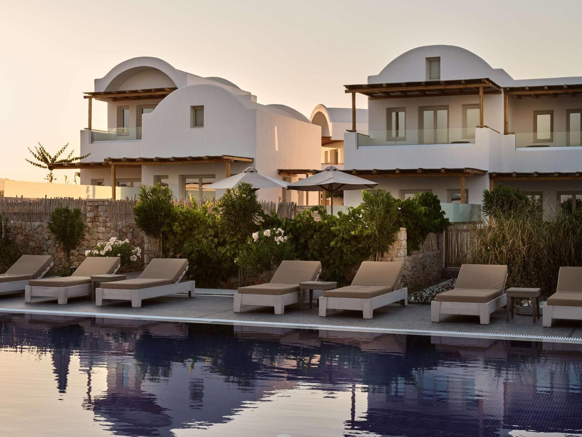 Sea Breeze Santorini Beach Resort, Curio By Hilton Agios Georgios  Екстер'єр фото