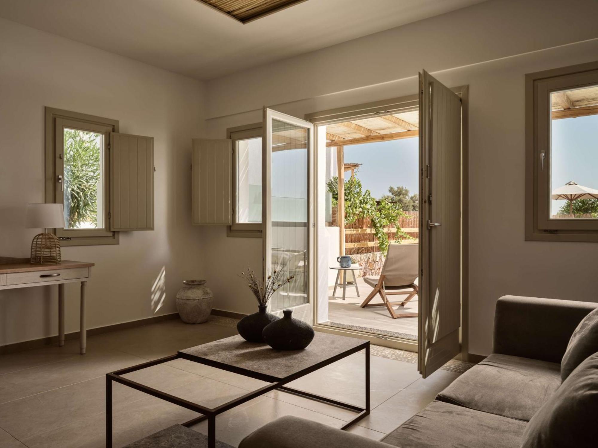 Sea Breeze Santorini Beach Resort, Curio By Hilton Agios Georgios  Екстер'єр фото